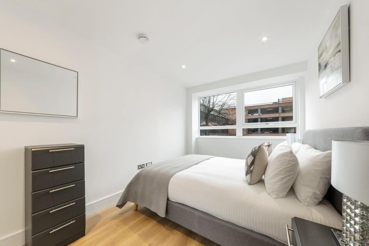 Modern And Stylish 1 Bed Apartment In East Grinstead Exterior photo