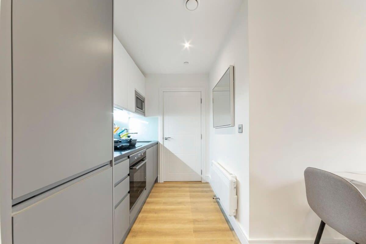 Modern And Stylish 1 Bed Apartment In East Grinstead Exterior photo