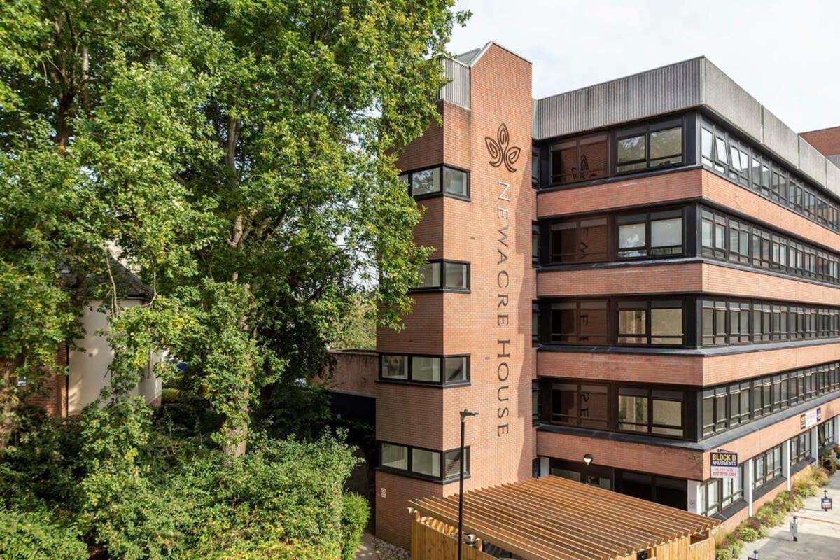 Modern And Stylish 1 Bed Apartment In East Grinstead Exterior photo